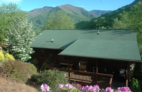 Maggie Valley Cabin | OCT SPECIALS 1-4/12-14/18-21 Mt Views Attached Garage, Flat Parking, Pet Fee.