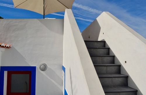 Baiona House | Odeceixe Valley House. Minutes from the beach. Two rooms and a Lounge Rooftop.