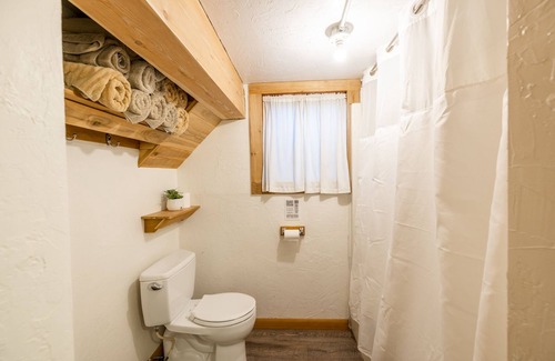 Whitehall Other | Off-grid farm stay with million-dollar mountain views!