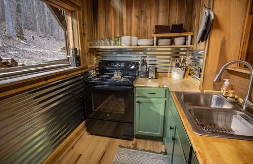 Ansted Cabin | OFF GRID GETAWAY! BRING ATV.Mountain cabin close to New River Gorge.