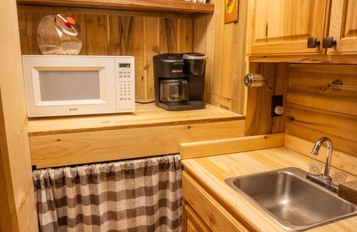 Ansted Cabin | OFF GRID GETAWAY! BRING ATV.Mountain cabin close to New River Gorge.