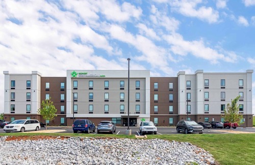 Asheville Hotel | Off I-240 - Charming Suites with Full Kitchens & Ample Workspaces for Guests