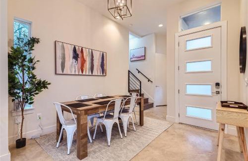 MLK House | Off the hook in Austin with Chic 2BR Retreat plus Firepit