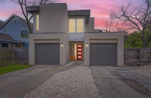 MLK House | Off the hook in Austin with Chic 2BR Retreat plus Firepit