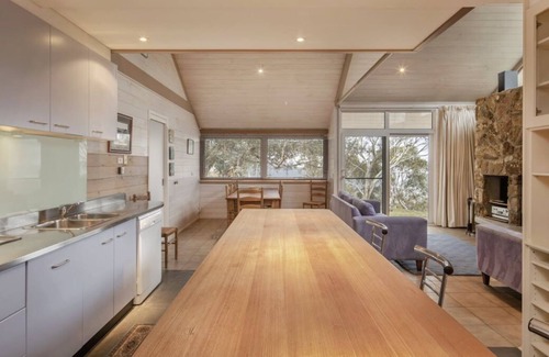 Crackenback Cottage | Offers a country experience with modern style and comfort.