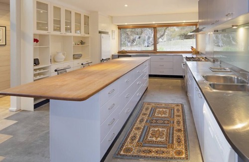 Crackenback Cottage | Offers a country experience with modern style and comfort.
