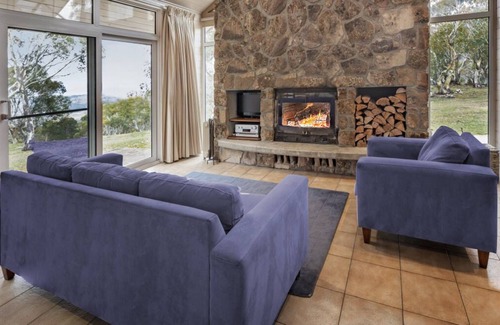 Crackenback Cottage | Offers a country experience with modern style and comfort.