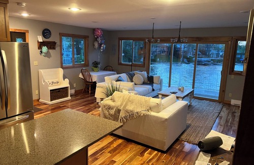 Okauchee Lake House | Okauchee Lake - Sleeps 6; Parking; avail. RNC- Repub Convention; Boat? possible