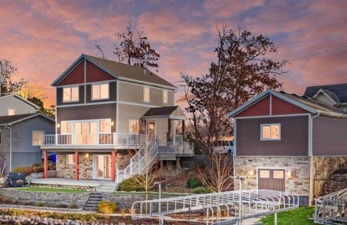 Okauchee Lake House | Okauchee Lake - Sleeps 6; Parking; avail. RNC- Repub Convention; Boat? possible