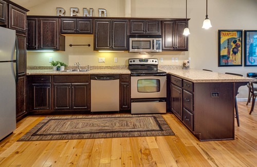 Old Bend Cottage | Old Bend 1 Bdrm Duplex. 4 Blocks from Dwntwn, Walk to Box Factory, Old Mill. Brews & Wine.