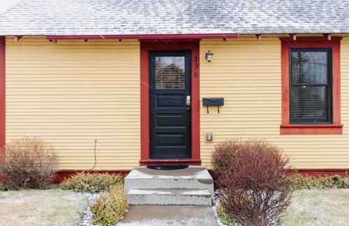 Old Bend Cottage | Old Bend 1 Bdrm Duplex. 4 Blocks from Dwntwn, Walk to Box Factory, Old Mill. Brews & Wine.