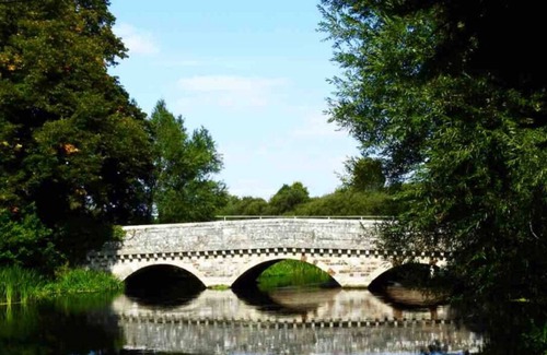 New Forest District House | Old Bridge Cottage Sleeps up to 18 . Hot tub, sauna,pool. New Forest, beaches