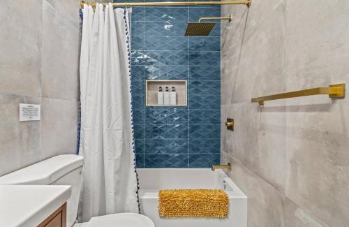 Old City Apartment | Old City 2 BR-Near Historic Sites-King Bed