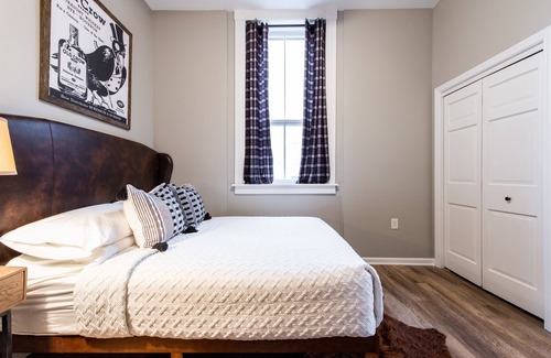 Versailles Hotel | Old Crow Suite, The Woodford Hotel