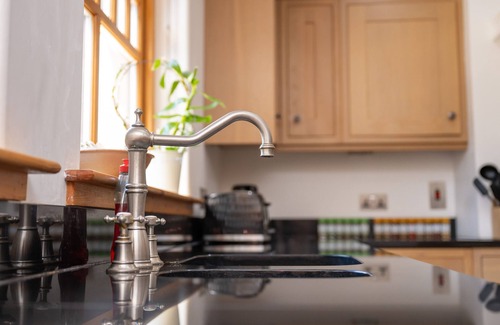 Kingussie Cottage | OLD DISTILLERY LODGE, pet friendly, with hot tub in Kingussie