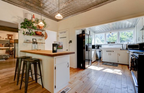 Newberg House | Old Farm: A Modern-day 5-bedroom Farmhouse on Vineyard with Hot Tub!