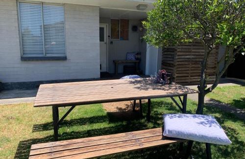 Lakes Entrance House | Old fisherman's house on barkes - pet and family friendly