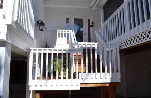Jose's Hideaway House | ‘Old Florida’ Cottage, 600 ft to beach, Fenced yard, pets, Peleton, BigGreen Egg