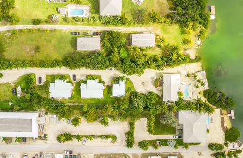 Cudjoe Key Cottage | Old Florida Style, Dockage, Swimming Pool (shared), just 20 miles from Key West