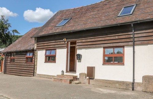 Church Stretton Cottage | OLD HALL BARN 3, pet friendly, with hot tub in Church Stretton