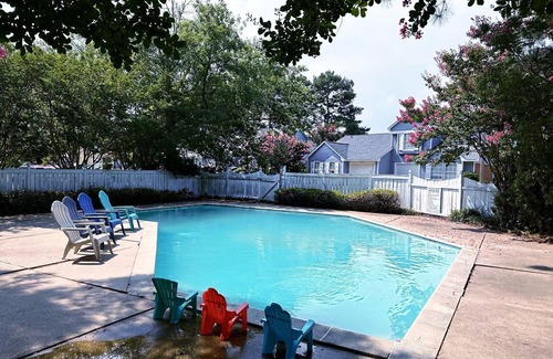 Flowood House | Old Hollywood Near Water Sleeps 6 with pool access!