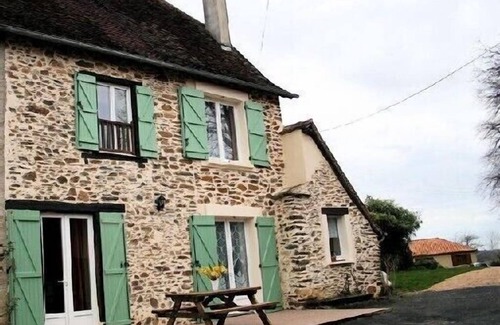 Savignac-Ledrier Cottage | Old house located on an apple-red fruit farm
