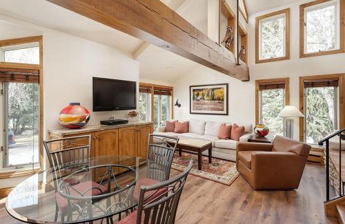 Aspen House | Old Hundred Unit 104, Sunny, Corner Townhouse, Treetop Views, 3 Blocks to Aspen Mtn