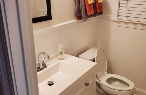 Mandeville Bed & Breakfast | Old Mandeville guesthouse with New Orleans style courtyard 1 block from Lake.