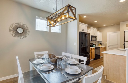 Larkspur House | Old Mill Getaway by AvantStay | Private Backyard w/Hot Tub