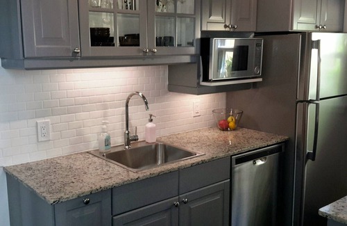 Historic Old Northeast Apartment | OLD NE SUITE GETAWAY, PRIVATE FENCED PATIO. Walk to Beach, Parks, Lakes & City