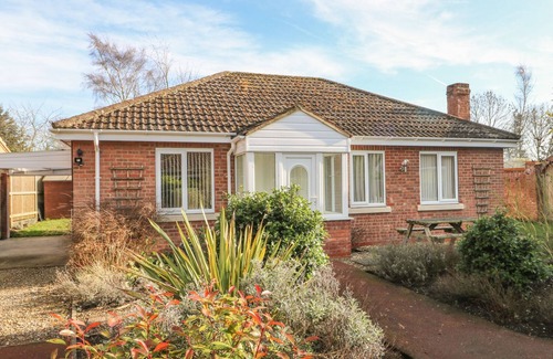 Allerthorpe Cottage | OLD ORCHARD COTTAGE, pet friendly, with a garden in Allerthorpe