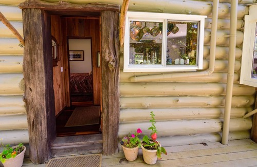 Little River House | Old-timey comfortable log cabin overlooks Buckhorn Cove