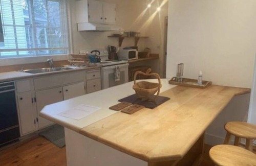 Marblehead Apartment | Old Town Convenient Nest: walk to town, water, park