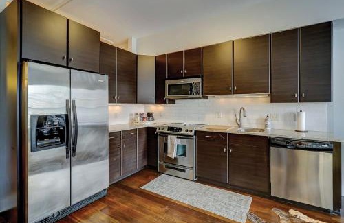 Historic District - North Apartment | Old Towne Loft on Broughton -Steps to City Market