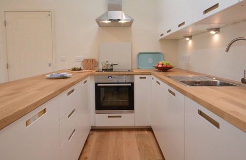 Halesworth Cottage | OLD TROUT, UBBESTON, pet friendly, with pool in Laxfield