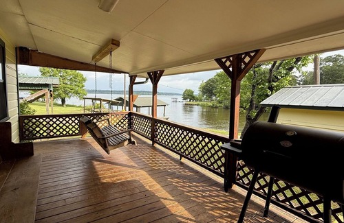 Zwolle House | Ole Yellow - Private boat access w/2 slip boat house