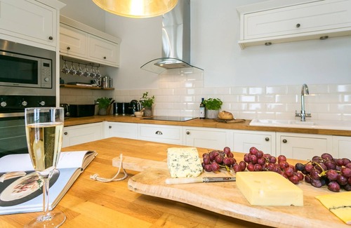 Beaumaris Cottage | Olinda Cottage - a ground floor bedroom that sleeps 6 guests in 3 bedrooms