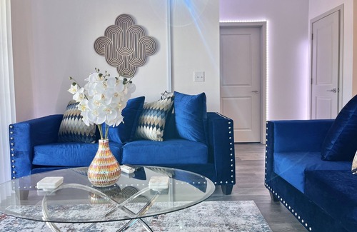Whitestown Apartment | Oliver Capital - Royal King Bed Theater