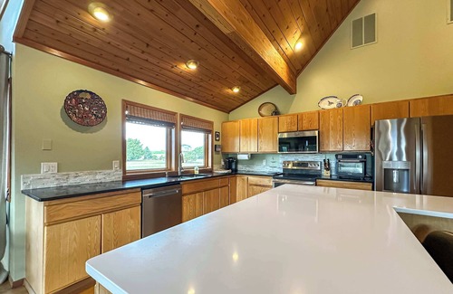 Sequim House | Olympic Oasis Tranquil Retreat Near Dungeness Wildlife Refuge Hot Tub