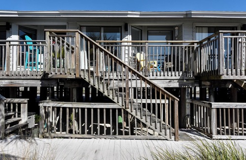 East End House | OM J5 pet friendly community pool beach access