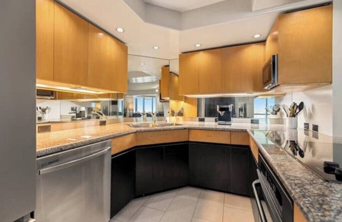 Downtown Honolulu Apartment | OmniView Sunset Penthouse : Mountain, Ocean, City