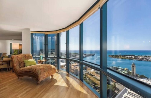 Downtown Honolulu Apartment | OmniView Sunset Penthouse : Mountain, Ocean, City
