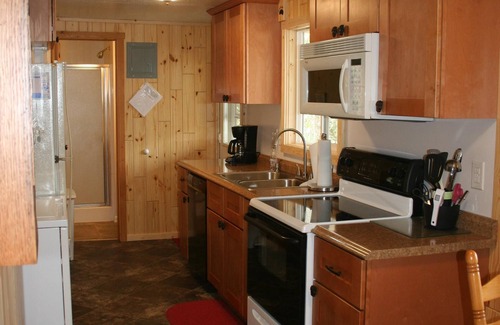 Penrose Cabin | On Babbling Brook - Hot Tub - Grill - Fireplace - WiFi - Fenced - Pets OK