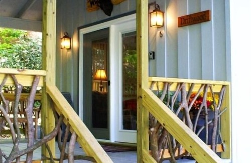 Penrose Cabin | On Babbling Brook - Hot Tub - Grill - Fireplace - WiFi - Fenced - Pets OK