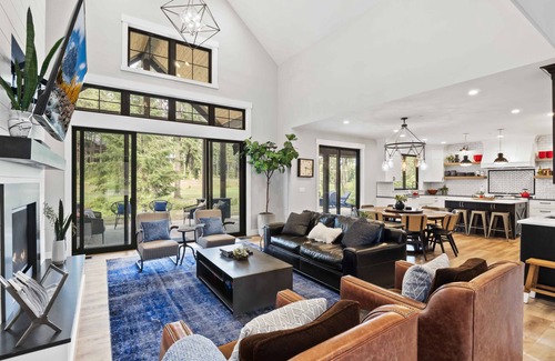 Cle Elum House | On Golf Course -4 King Suites + Bunk Suite -Walk to Winery- Dog Friendly