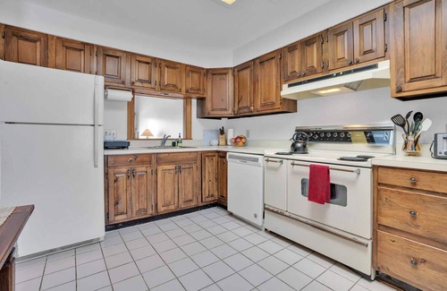 West Hartford Condo | On Golf Course, Sauna, Great Views! - Landmark 1B
