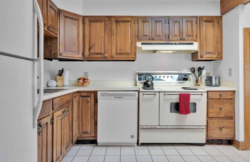 West Hartford Condo | On Golf Course, Sauna, Great Views! - Landmark 1B