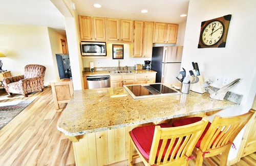 Dillon Condo | On Lake. Ground Floor, End Unit. Big Pool, Hot Tubs! Walk to Concerts, Marina