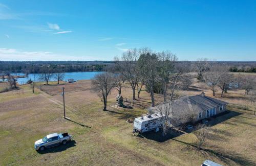 Gober House | On-Site Lake Access and Fire Pit Bonham Home!