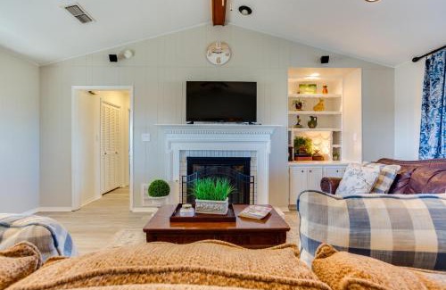 Gober House | On-Site Lake Access and Fire Pit Bonham Home!